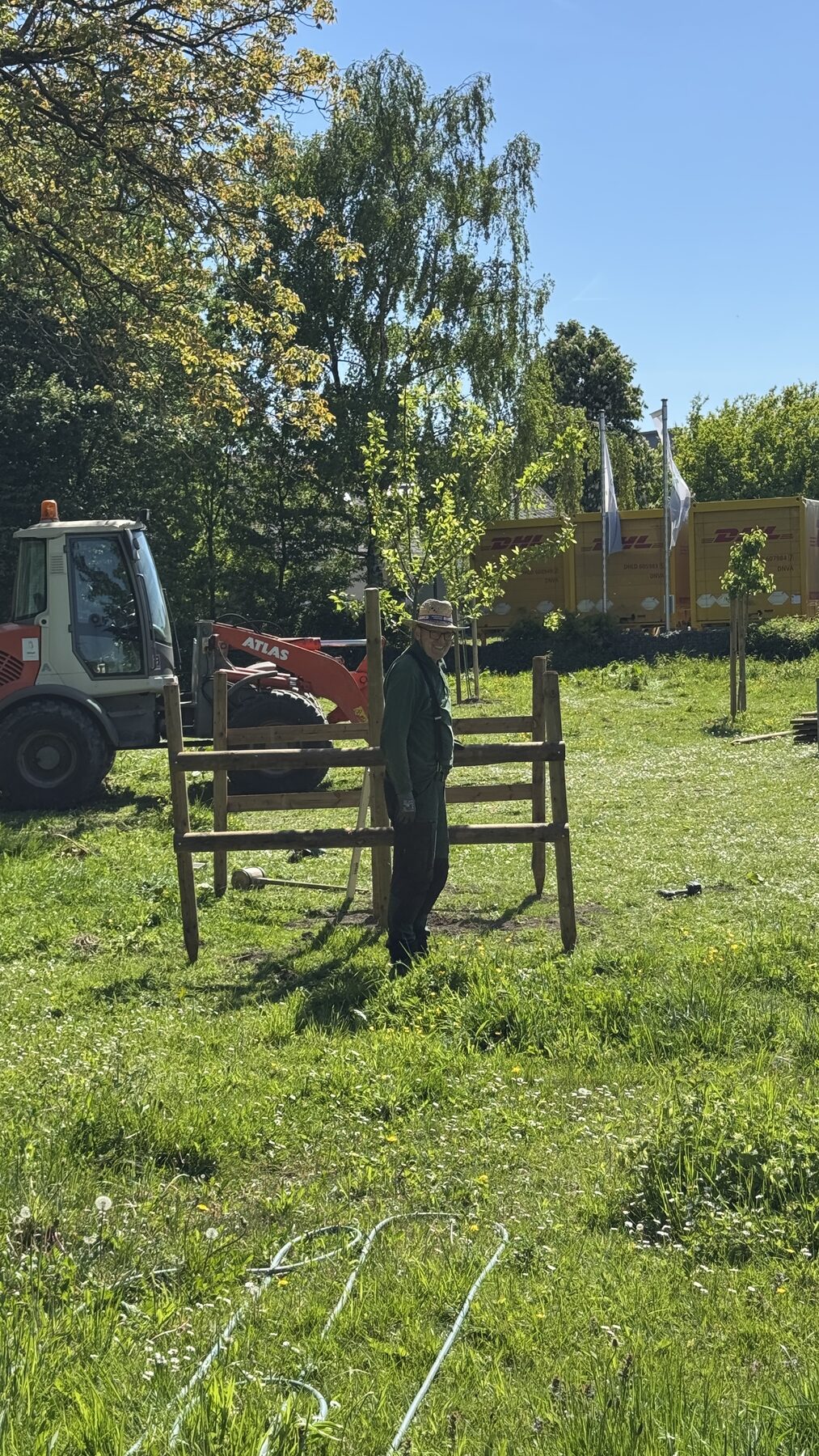Aufbau der Baumschutzgestelle auf der Obstwiese